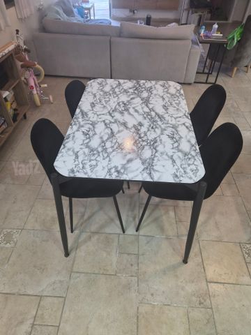 שולחן וכיסאות