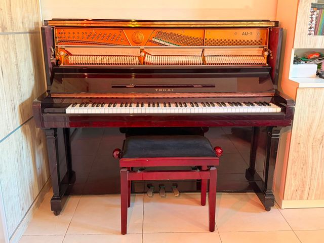 פסנתר Tokai AU-1