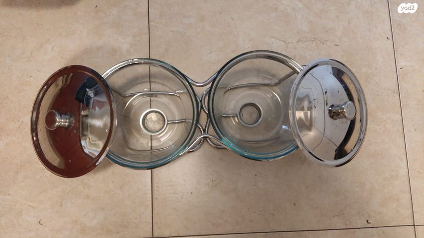 זוג קערות במעמד לחימום עם נרות