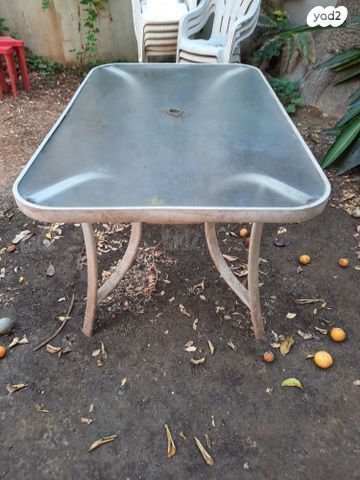 שולחן זכוכית לגינה