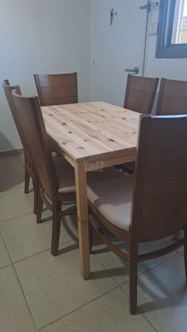 שולחן עץ + 6 כיסאות