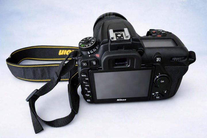 מצלמת NIKON D7500.