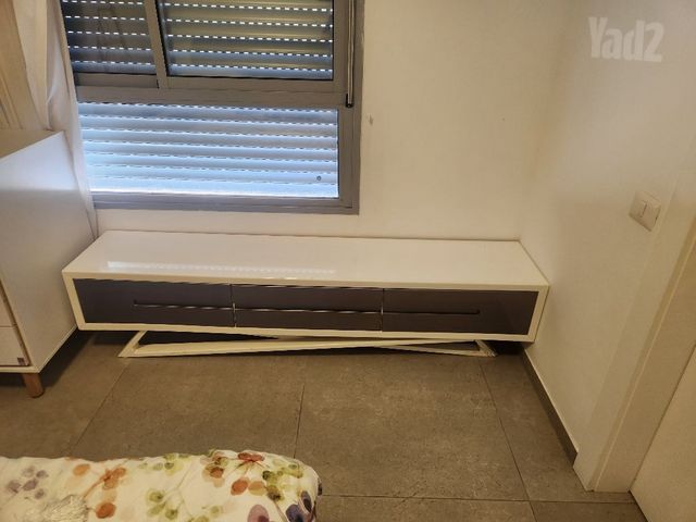 למכירה שידה