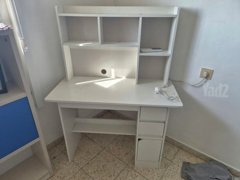 ספריה בצבע לבן