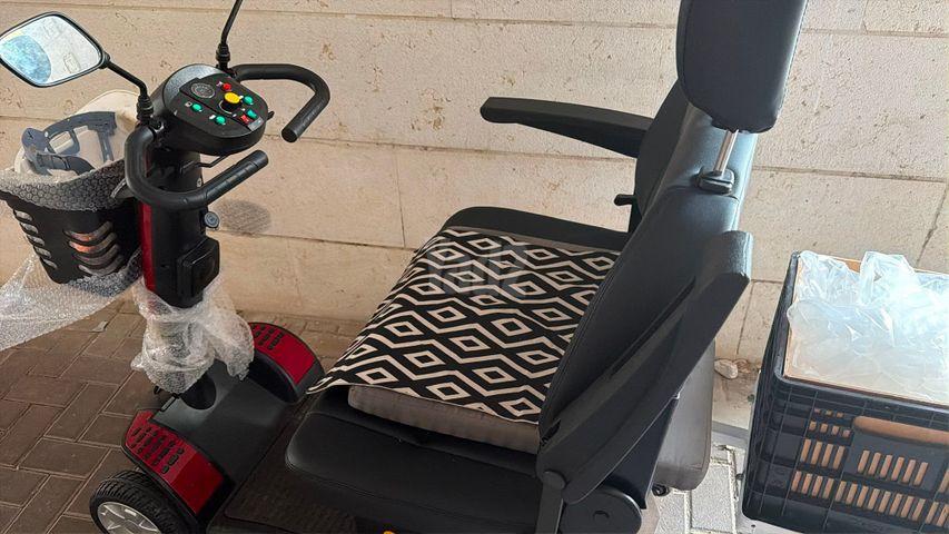 קלנועית 4 גלגלים