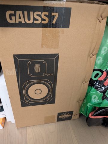 Gauss 7 speakers & stand