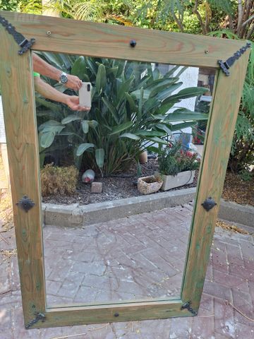 מראה עם מסגרת עץ
