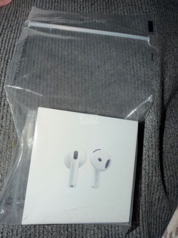 אוזניות    AirPods 4 Apple
