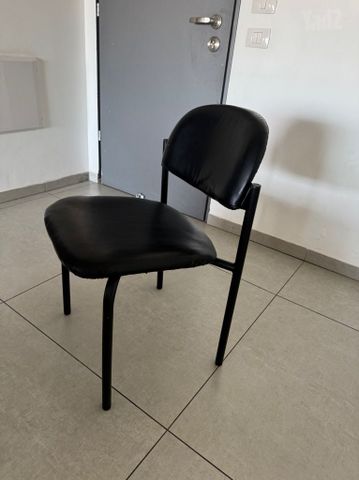 כיסא עור שחור