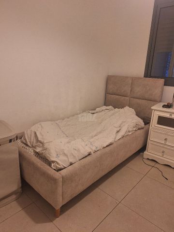 מיטה לנערה
