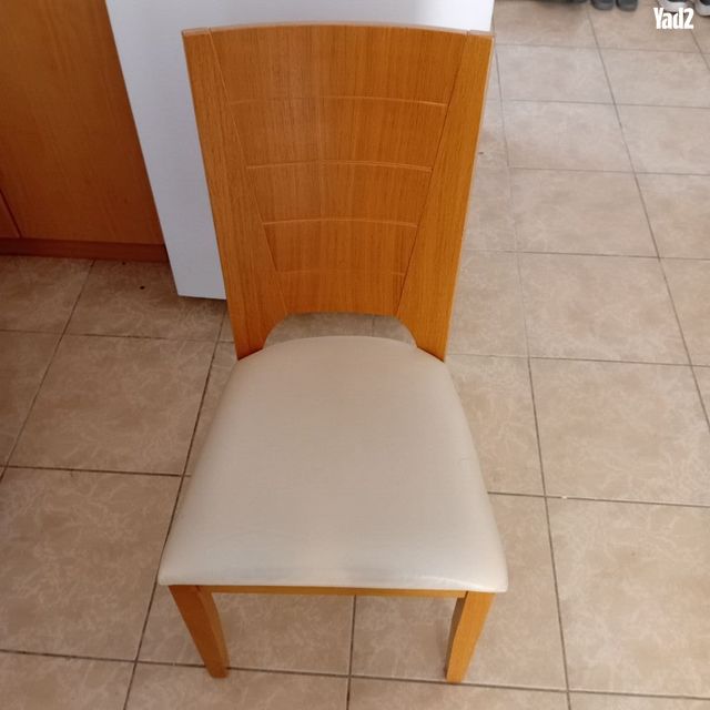 כיסא מעץ