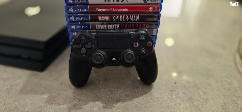 Ps4 Pro 2 controllers 9 games.