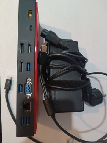 תחנת עגינה ThinkPad ומטען 135W