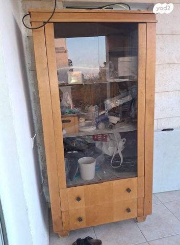 ויטרינה מעץ מלא