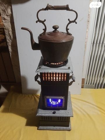 קמין עתיק על נפט. פועל.
