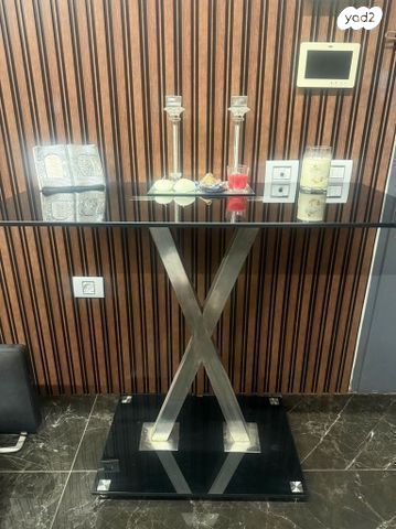 שולחן בר יוקרתי  נדיר ביופיו