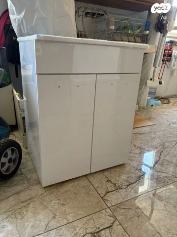 ארונית מקלחת