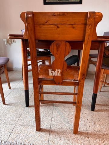 כסאות עץ