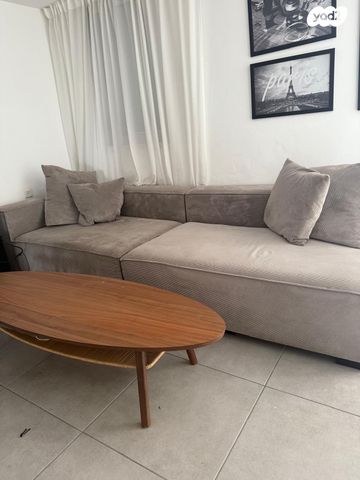 ספה מ-"ביתילי" עם שולחן במתנה