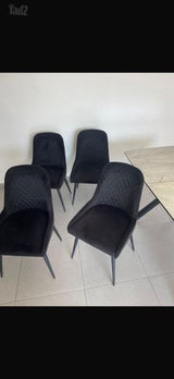 שולחן וכסאות