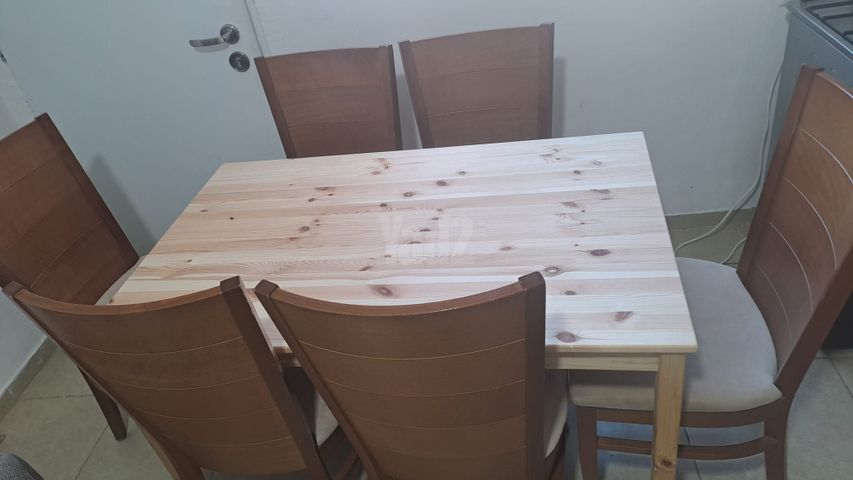 שולחן עץ + 6 כיסאות