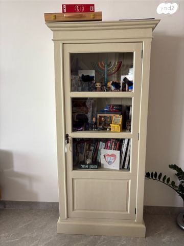 ויטרינה עץ - דליה ארמוני