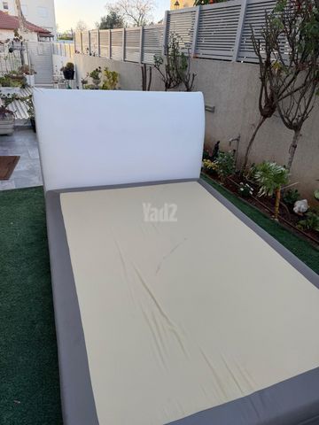 מיטה זוגית עם ראש מיטה