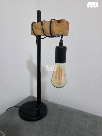 מנורת שולחן.