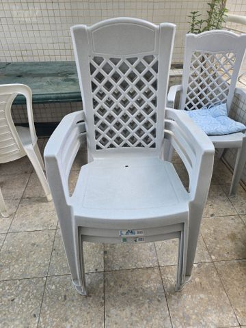6 כסאות פלסטיק