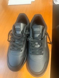 נעליים של Tommy Hilfiger