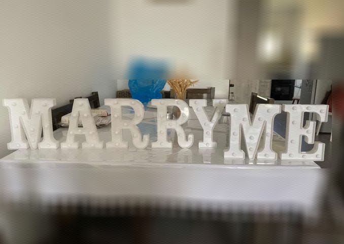 שלט מואר "MARRY ME"