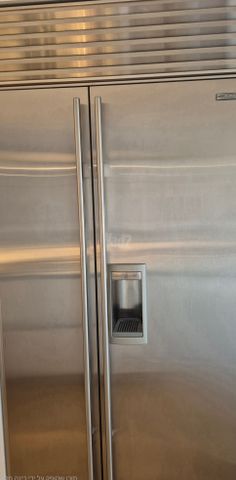 מקרר 685  SUB-ZERO
