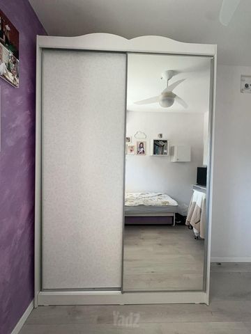 חדר מלא לנערה