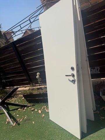 דלתות עץ לבנות