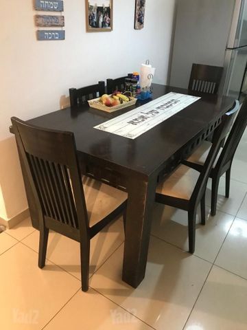 רהיטים מעץ מלא