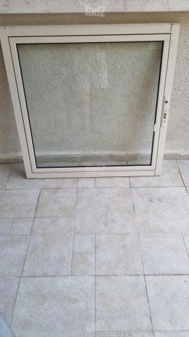 חלון עם תריס ורשת