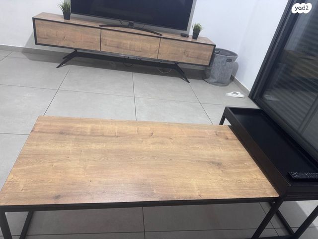 מזנון ושולחן לסלון
