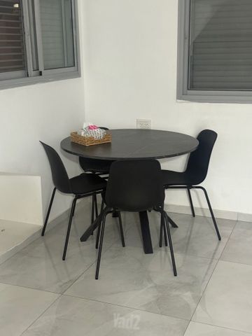 שולחן וכסאות