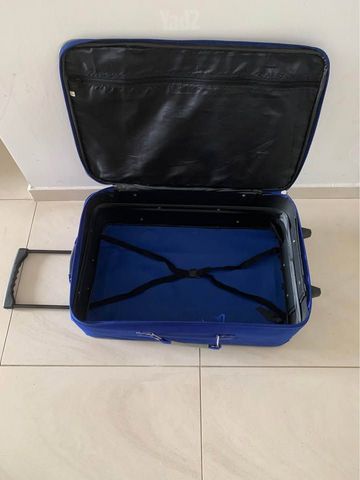 מזוודה כחולה