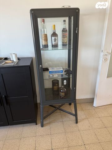ארון זכוכית ויטרינה של איקאה