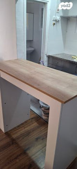 שולחן בר עם מדפים במצב מצוין