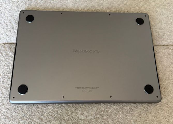 macbook pro M3 2024 14 inch