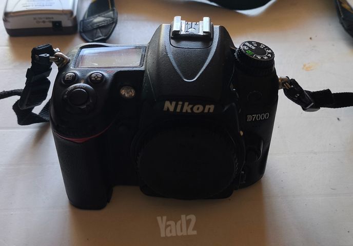 Nikon D7000 + סוללה ומטען