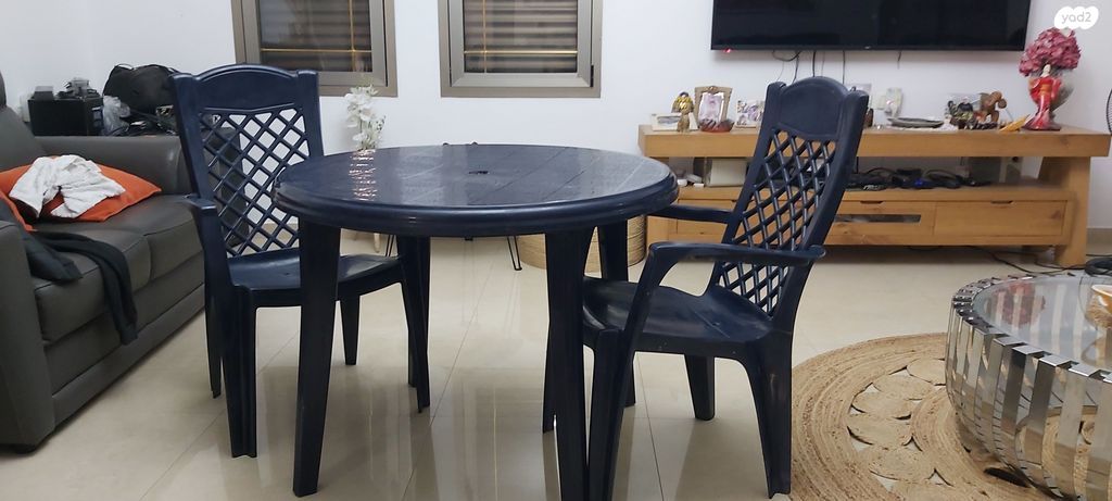שולחן ושני כסאות כתר כחול