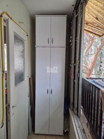 ארון בגדים צר