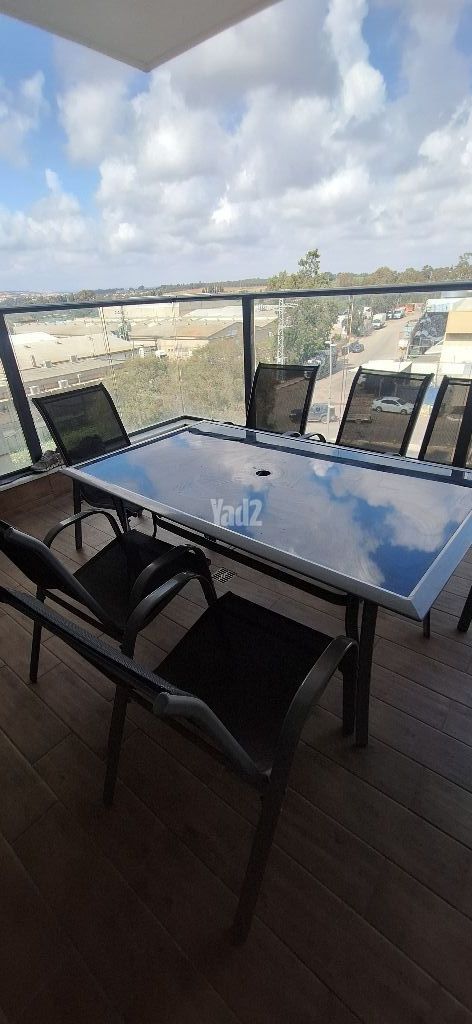 שולחן וכיסאות