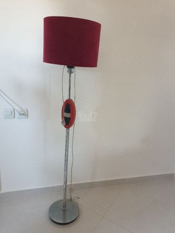 מנורה על עמוד