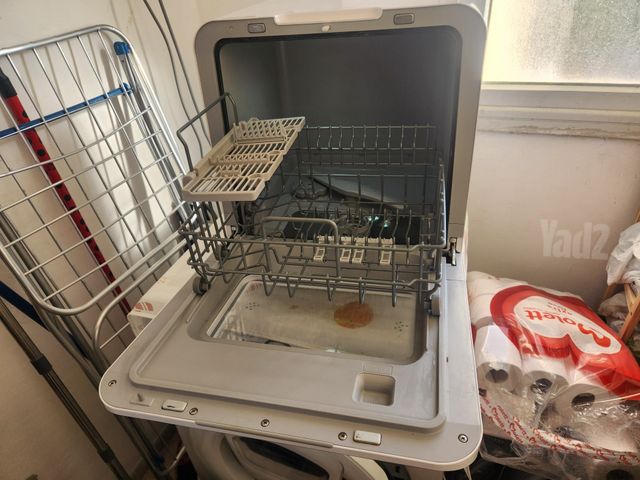 מדיח על השיש של Midea