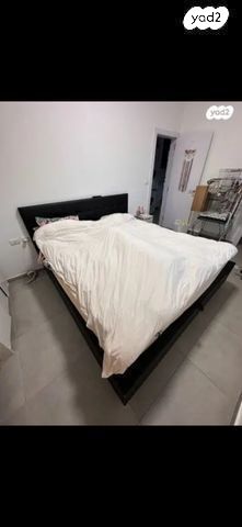 מיטה וארגז ומיזרון 180