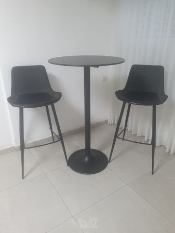 שולחן בר + 2 כסאות